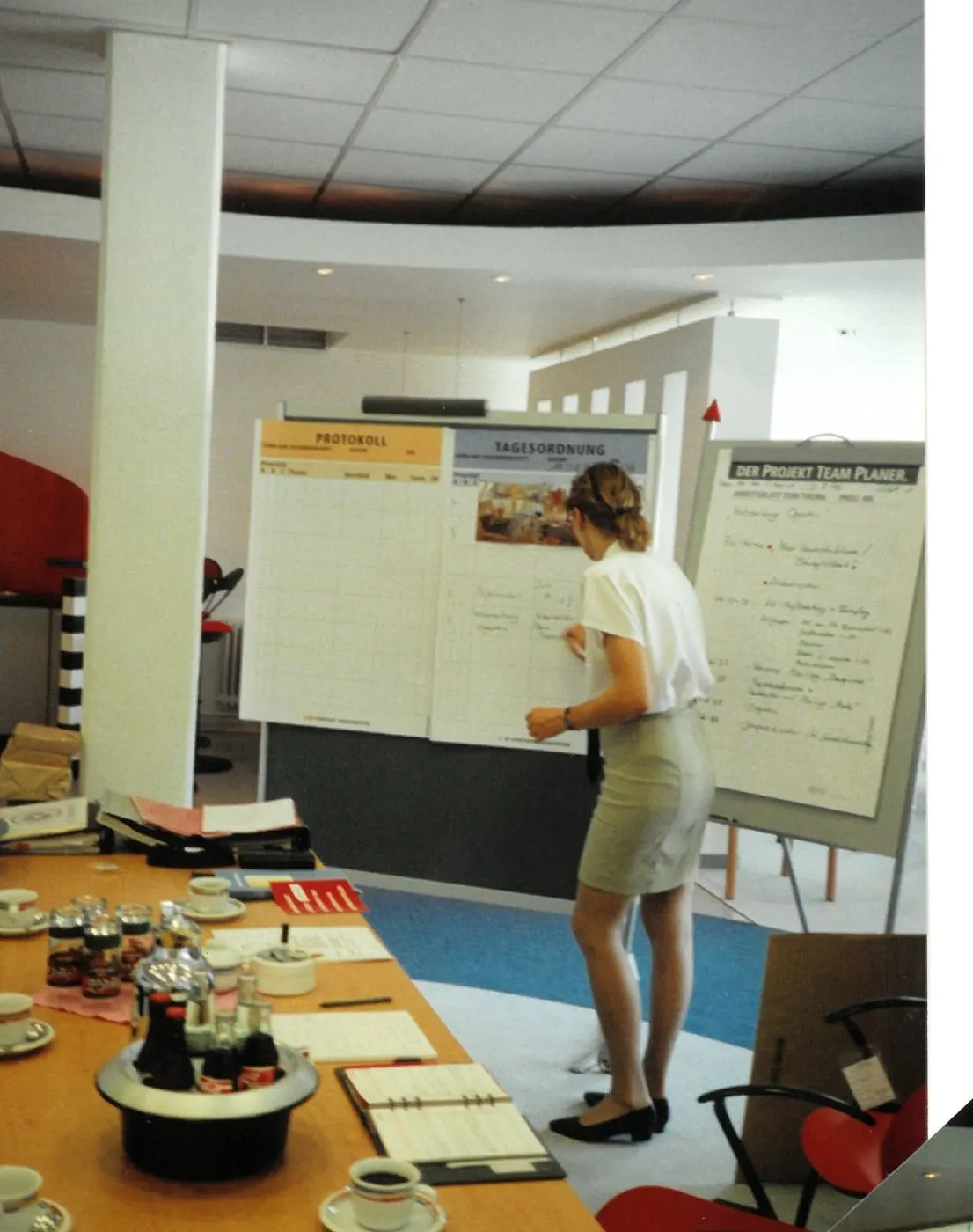 Sylvia Schmidt moderiert am Flipchart, Juni 1996